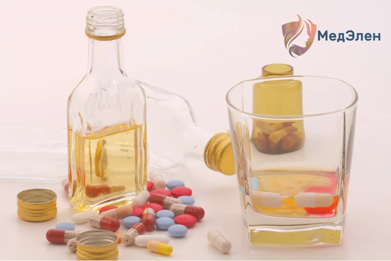 Алкоголь и таблетки на столе